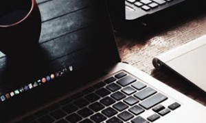 白宫：美国与伊朗对话仍在持续进行 且进展顺利